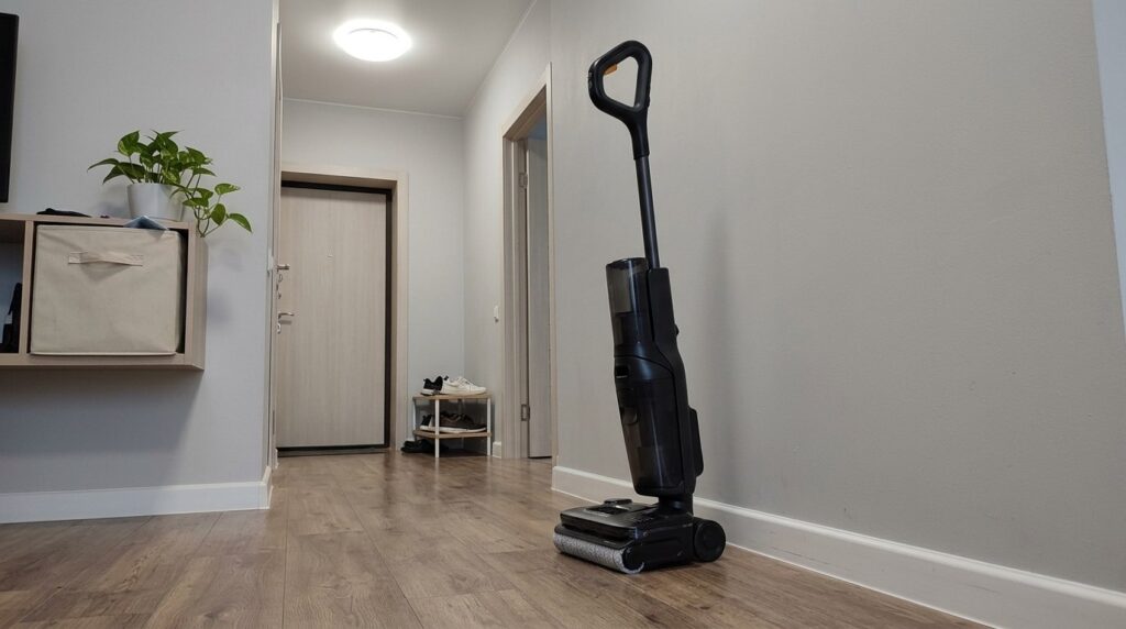Roborock F25 ACE Pro wet vacuum for mopping. The perfect vacuum for those who like to control the cleaning process themselves. Photo.