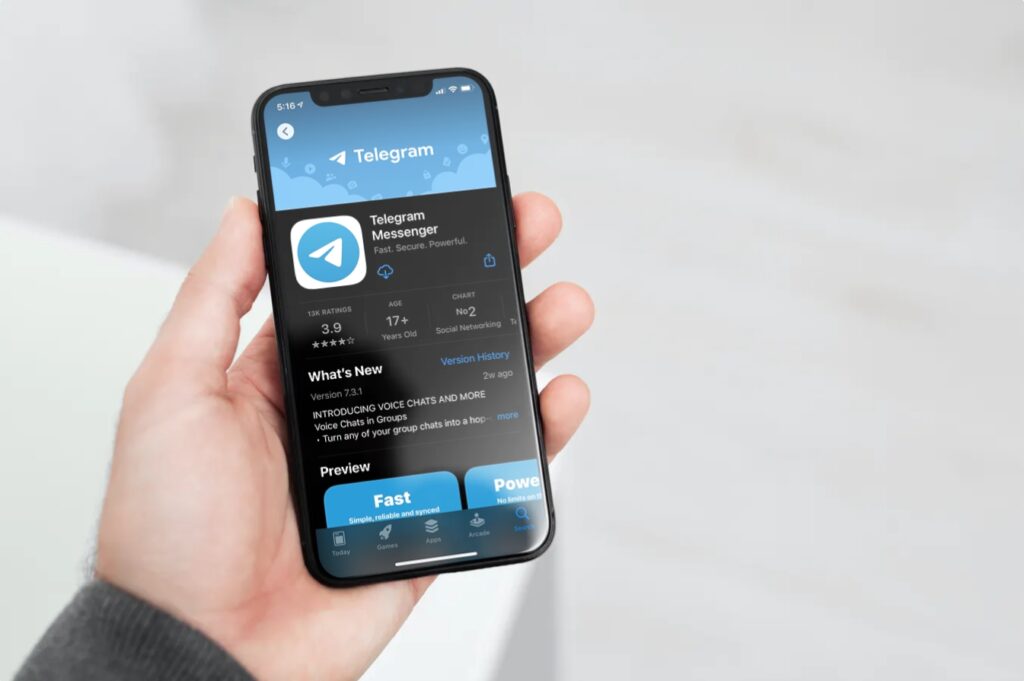 How to use Telegram on iPhone in Russia. Use the official client or trusted alternatives. Photo.