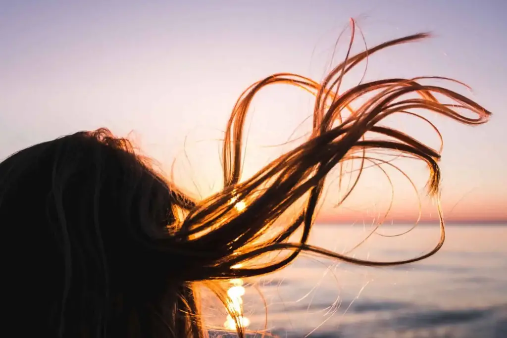 We thought hair grows because cells at the roots divide and push it upward, like toothpaste from a tube. But that's not the case. Image source: zmescience.com. Photo.