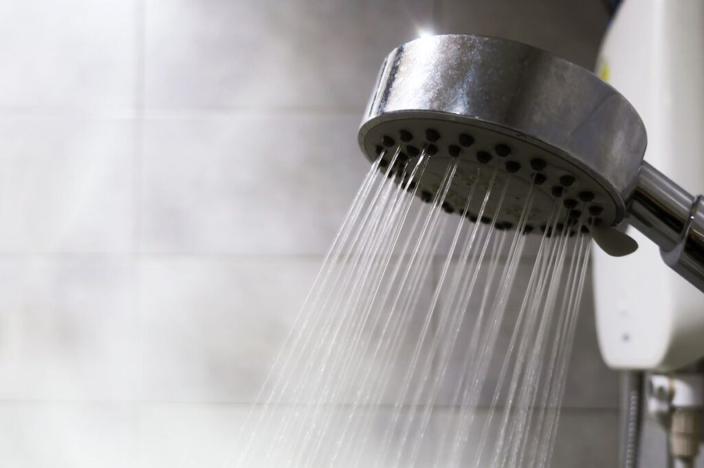 Hot water dilates blood vessels and forces the heart to work harder. Photo.