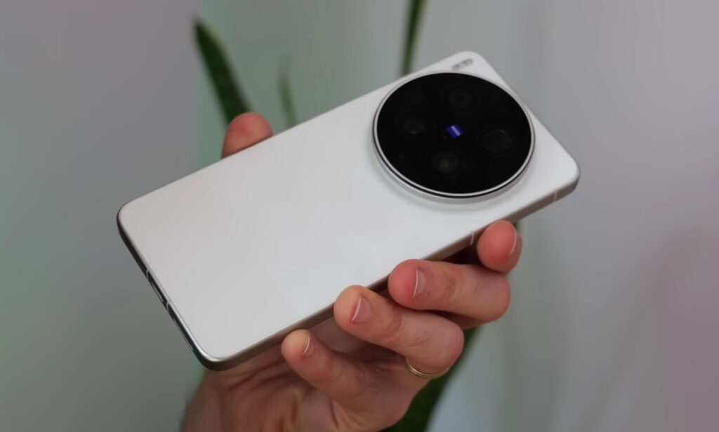 This smartphone is already on its way to Russia. Image: Tech Spurt