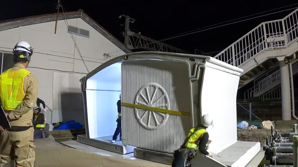 Nighttime assembly of the station. The decorative element you see on the building is a mandarin (one of the symbols of the Arida region). Photo.