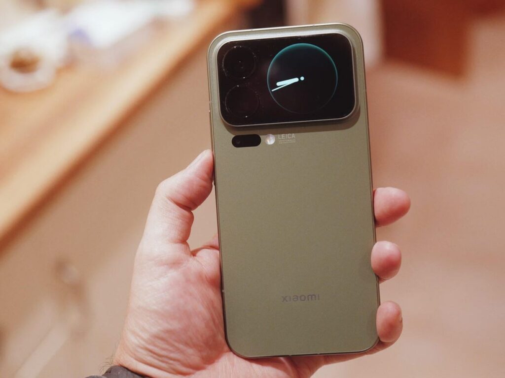 Telling the Xiaomi 17 Pro Max apart from an iPhone won't be easy at first glance