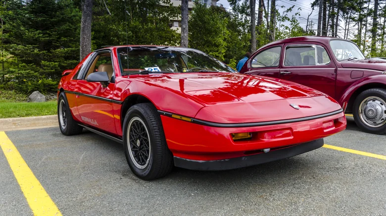 Pontiac Fiero — a mid-engine sports car from the '80s that found a second life among young collectors. Photo.
