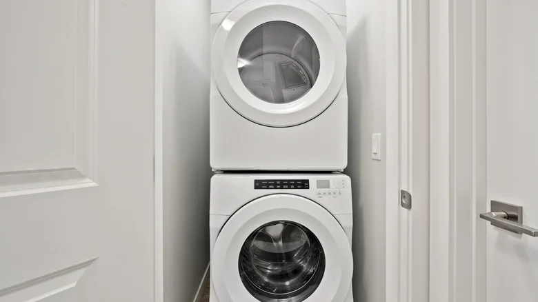 The main rule — don't connect major household appliances to a generator: ovens, washing machines, dryers, and refrigerators consume far more energy than many generators can safely deliver. Photo.