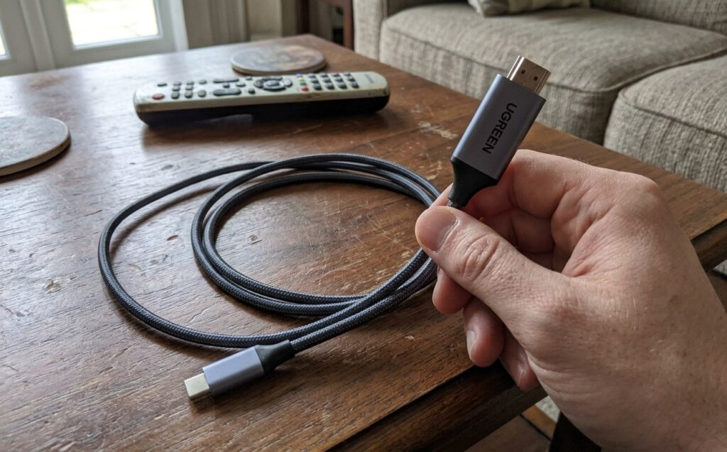 UGREEN USB-C to HDMI Cable to mirror your MacBook on a TV. Now you can output your MacBook screen in no time. Photo.