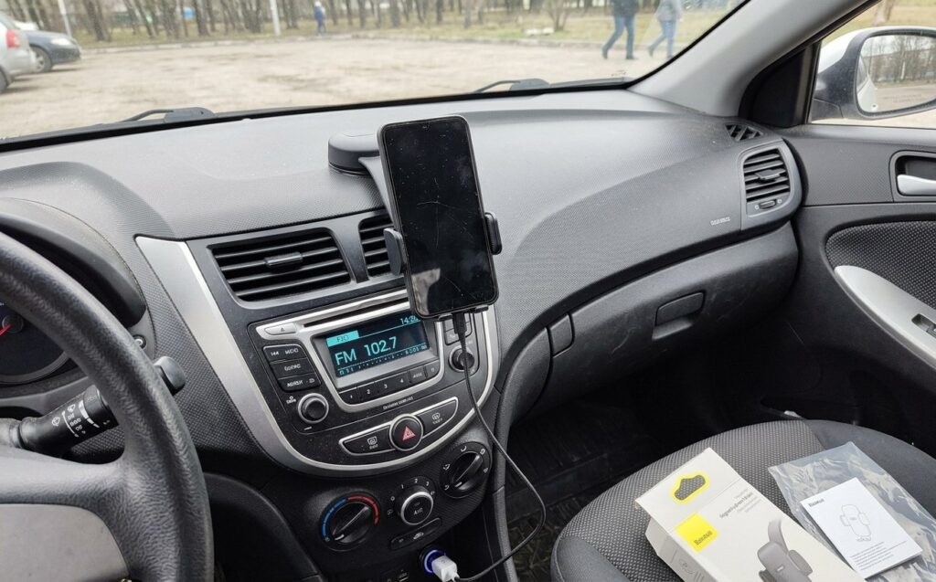 A convenient car phone holder for any smartphone. Your smartphone won't fly out of this holder. Photo.