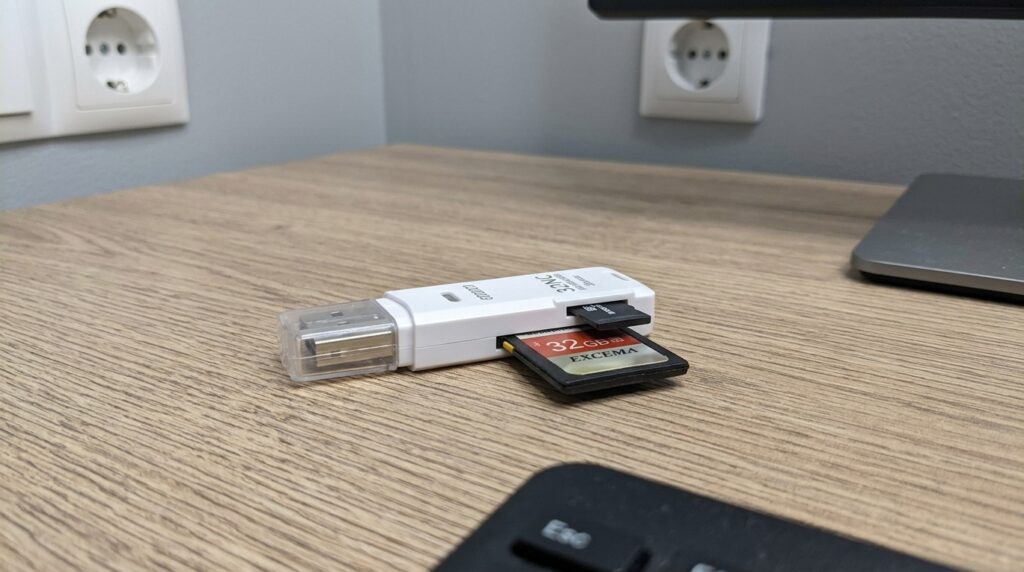 SD card reader — plug in and forget. 230 rubles, and it works no worse than those sold at DNS for a thousand. Photo.