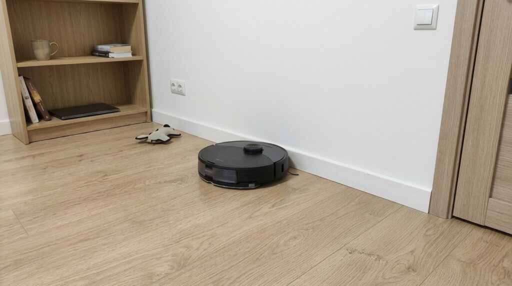 Dock station with self-cleaning — I literally don't touch the vacuum for weeks. Photo.