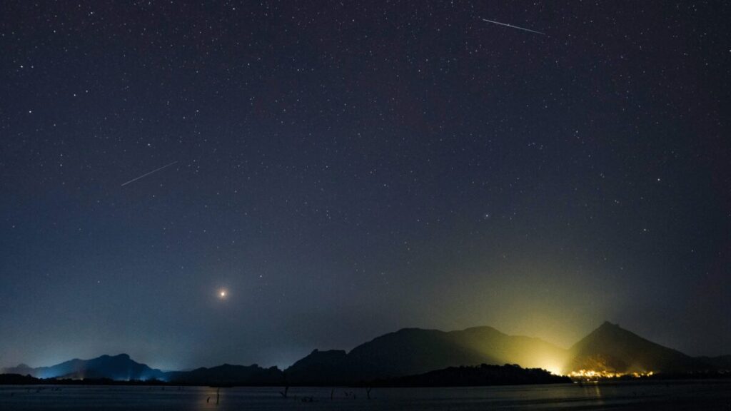 Astronomical events of May 2026: blue moon, comet, and meteor shower. Photo.