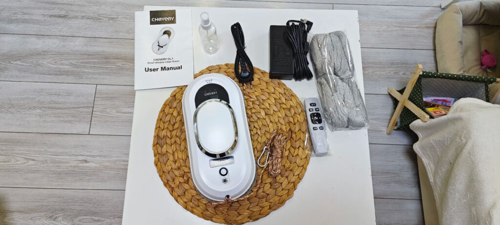 CHOVERY Window Cleaning Robot: cloths, remote, and safety rope. Everything needed for normal operation is included. Photo.