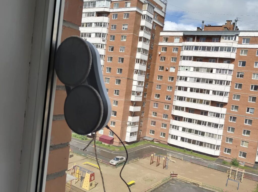 How to properly clean windows with a robot without streaks. First dust off the windows with dry cloths, then wash with wet ones. Photo.