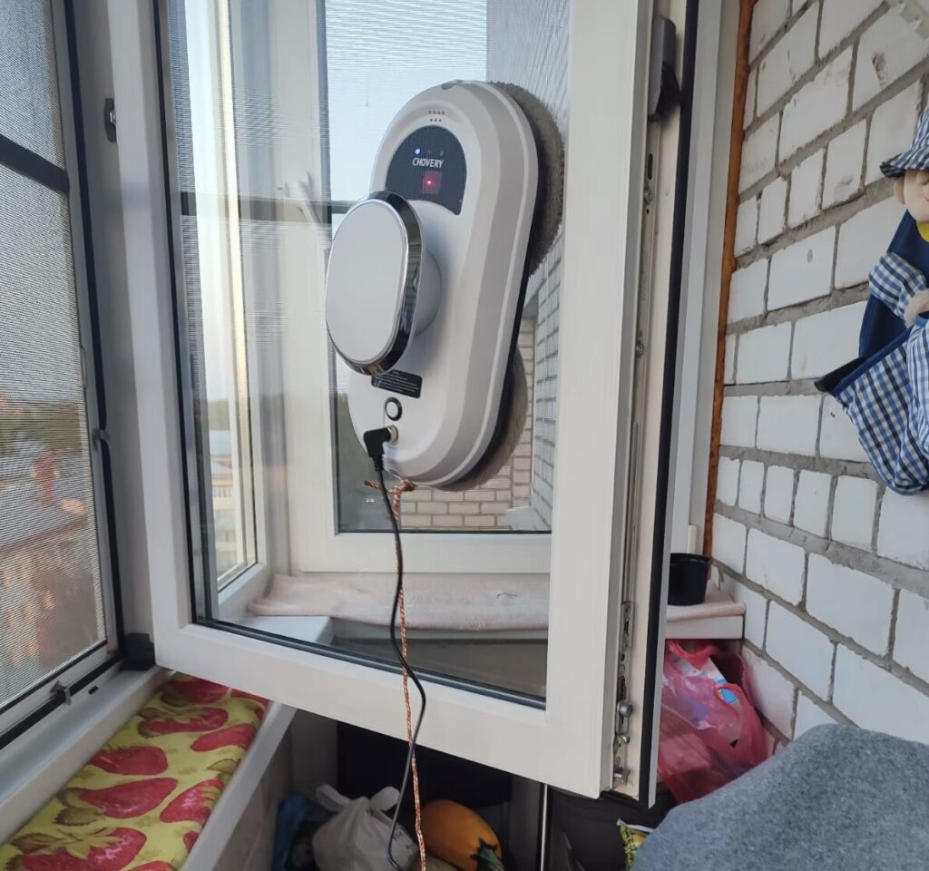 Cons of the window cleaning robot and where it's actually useful. Due to its shape, the robot can't handle corners. Photo.