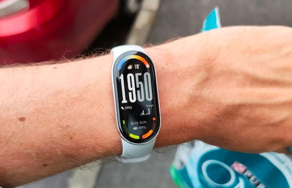 Bright screen, great battery life, compatibility. The Mi Band 10 is definitely worth getting