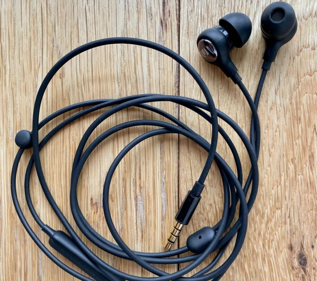 Wired earphones with remote control for iPhone. If you're tired of AirPods, you can try wired ones from UGREEN. Photo.