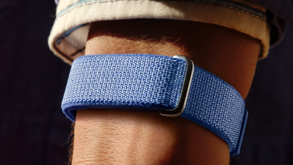 It's simply a nylon band with a sensor capsule inserted. No screen at all