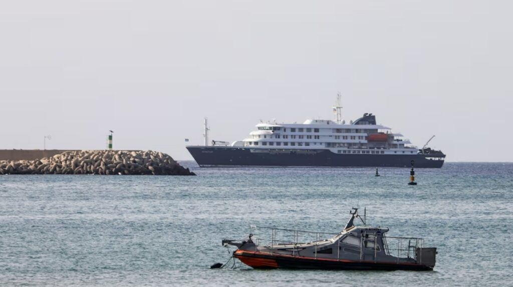 The Dutch cruise liner MV Hondius is anchored off the coast of Cape Verde. Image source: elpais.com. Photo.