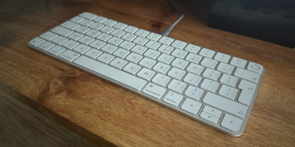 How to connect Magic Keyboard to iPad via USB-C. Now just plug in the keyboard with a cable, and the Bluetooth connection will establish automatically. Photo.