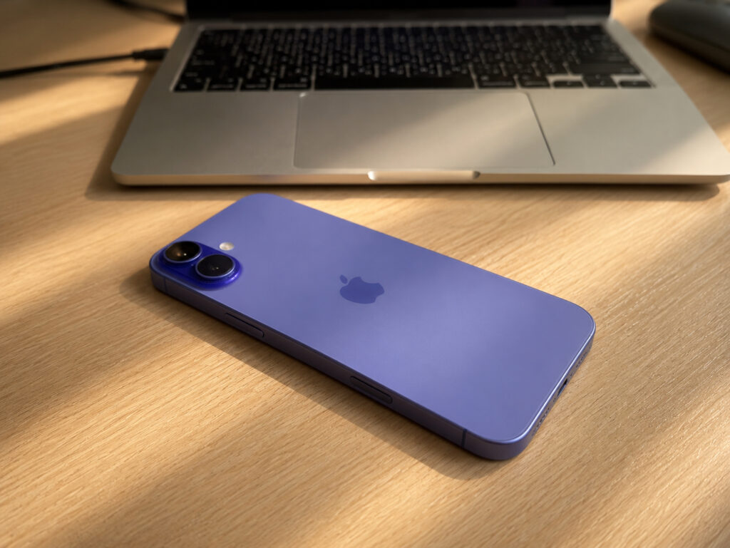 Why a large iPhone is uncomfortable to hold with one hand. Aluminum is great, but it's terribly slippery. Photo.