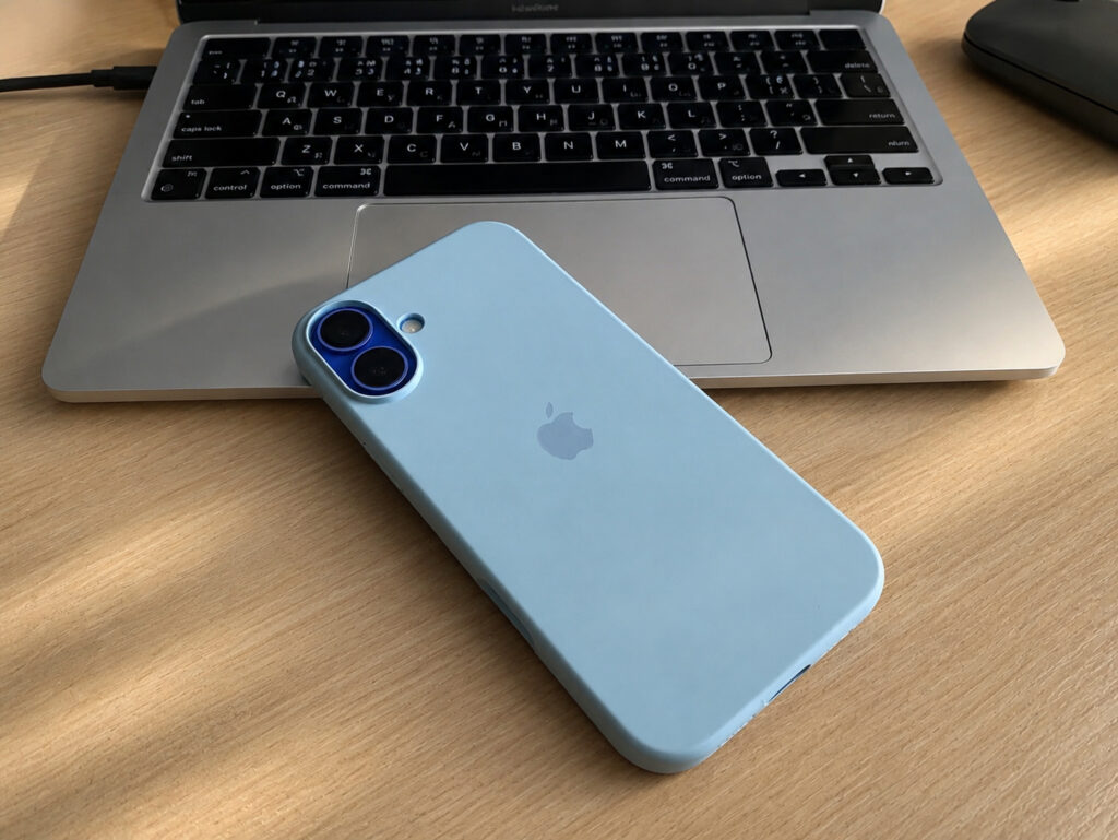 Which iPhone 16 Plus case provides the best grip. In this kind of case, the smartphone stays securely in your hand. Photo.