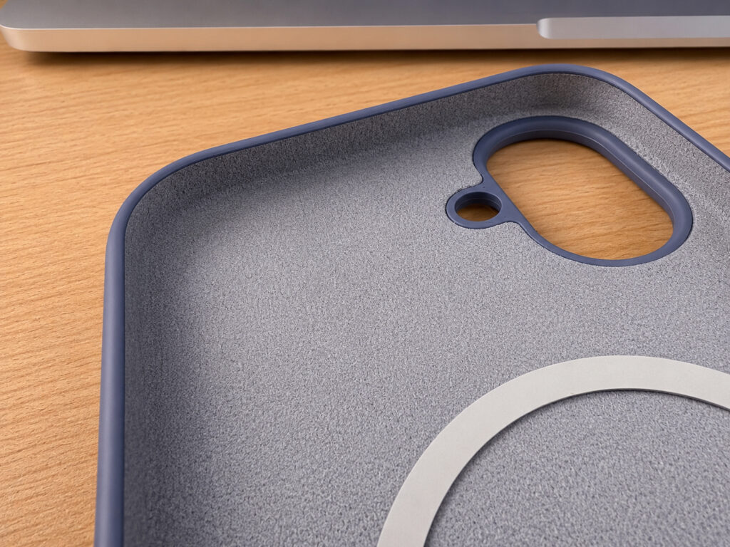 How to protect your iPhone body from scratches in a case. This kind of microfiber in a case will protect against scratches, but only with regular cleaning. I just switched to this kind of case. Photo.