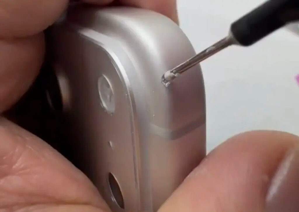 Can you remove scratches from an iPhone body. Chinese repair shops have learned to restore aluminum iPhones, but this isn't done in Russia yet. Photo.