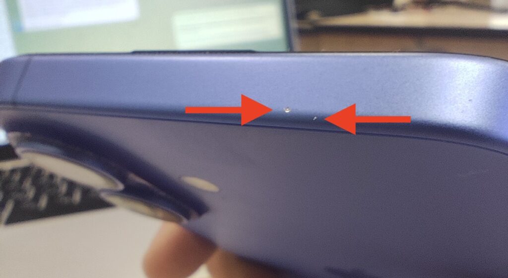 Why a case can scratch your iPhone. This is the surprise that awaited me under the case. Photo.