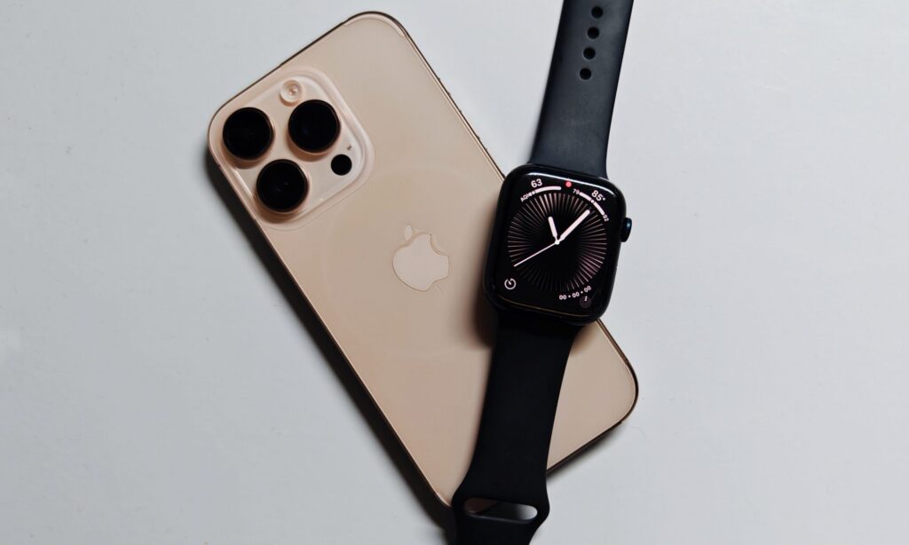 How Apple Watch will help detect that an iPhone was stolen. If your Apple Watch aren't nearby, the system will lock the iPhone automatically. Photo.