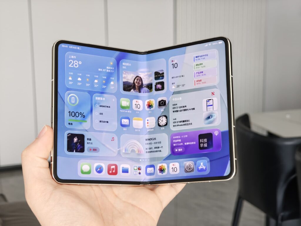 What we know about the first foldable iPhone. The inner screen will open up a tablet for you. Photo.