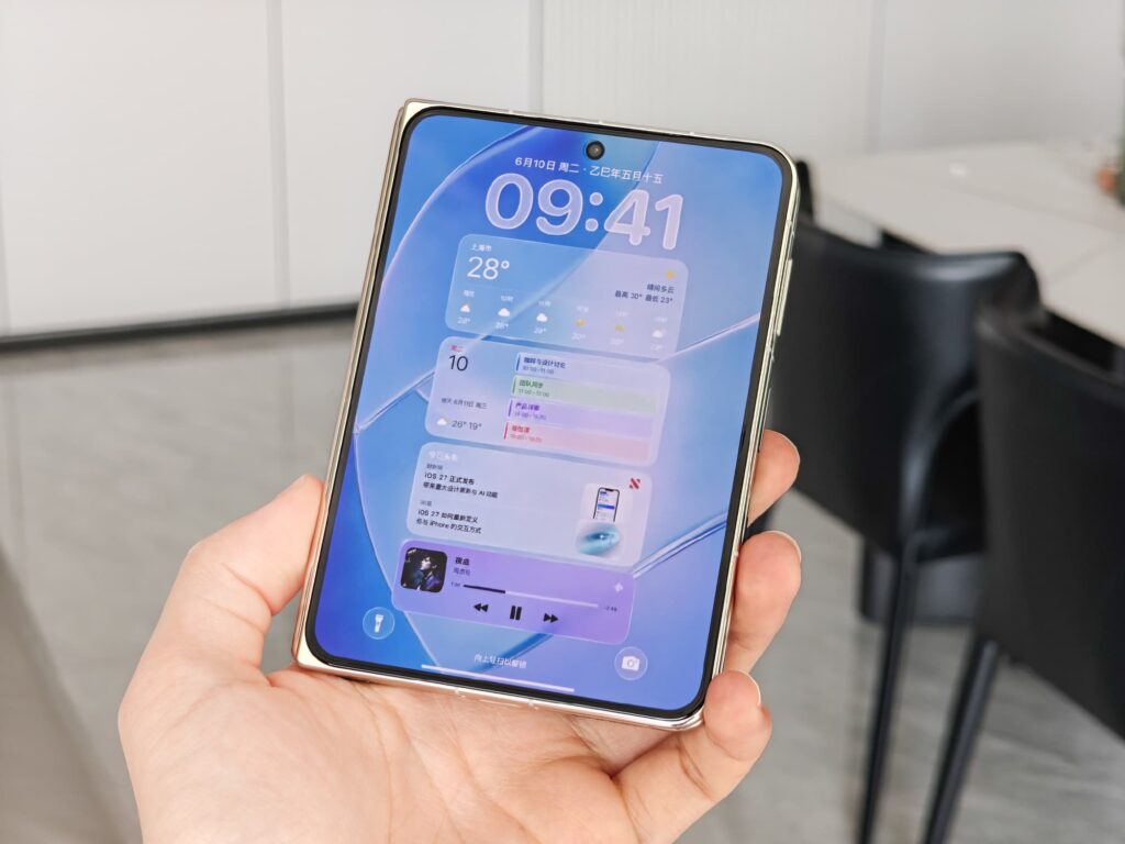 What we know about the first foldable iPhone. The outer screen will be small. Photo.