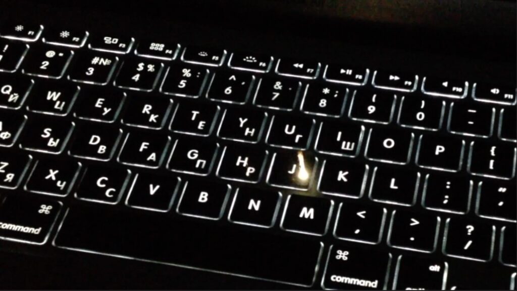 How Russian engraving is done on a MacBook keyboard. This is what the engraving process looks like. Photo.