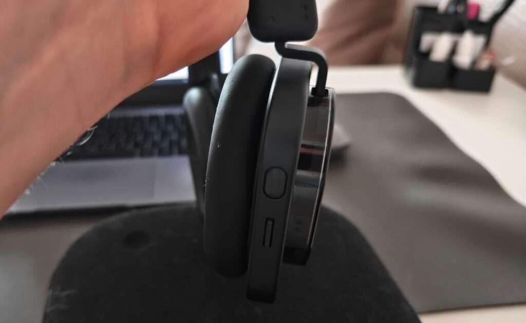 There's a charge indicator on the bottom that glows red when the battery is low