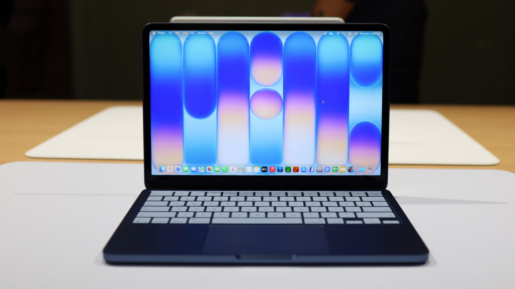 The cheapest MacBook for school and college students. The Neo turned out cool, but due to limited RAM it won't suit everyone. Photo.