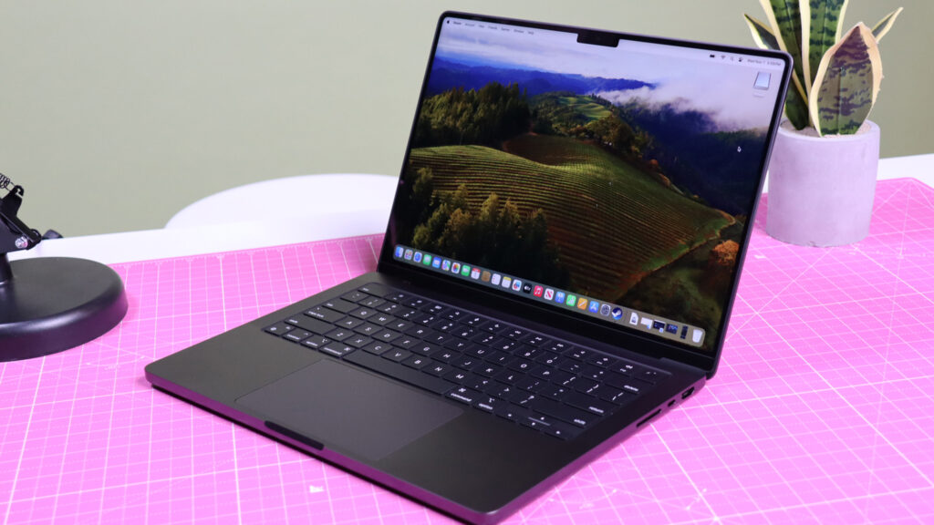 Buying MacBook Pro M5 after reports of defects. If you encounter the same problem, contact the seller immediately. Photo.