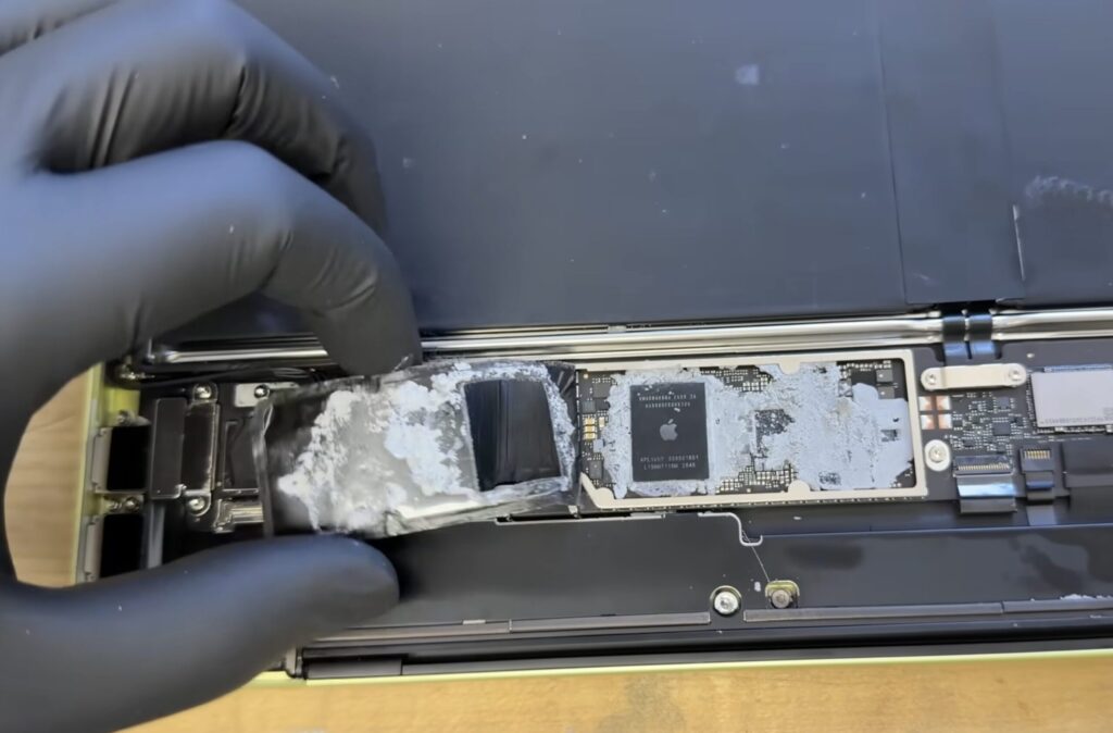 How they modified the MacBook Neo's cooling. The computer had to be completely disassembled and connected to an external monitor. Photo.