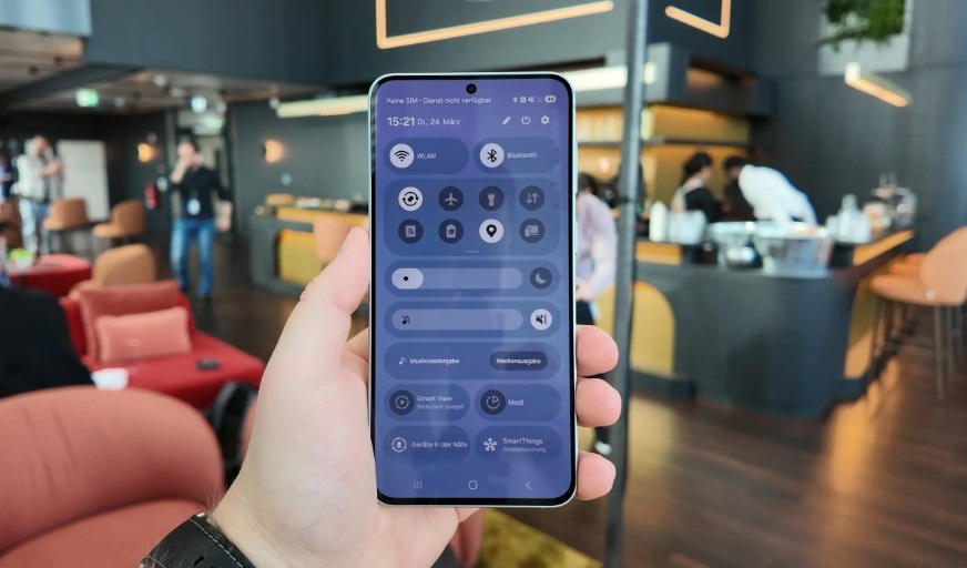 This is what the new notification shade looks like now. Image: sammobile.com