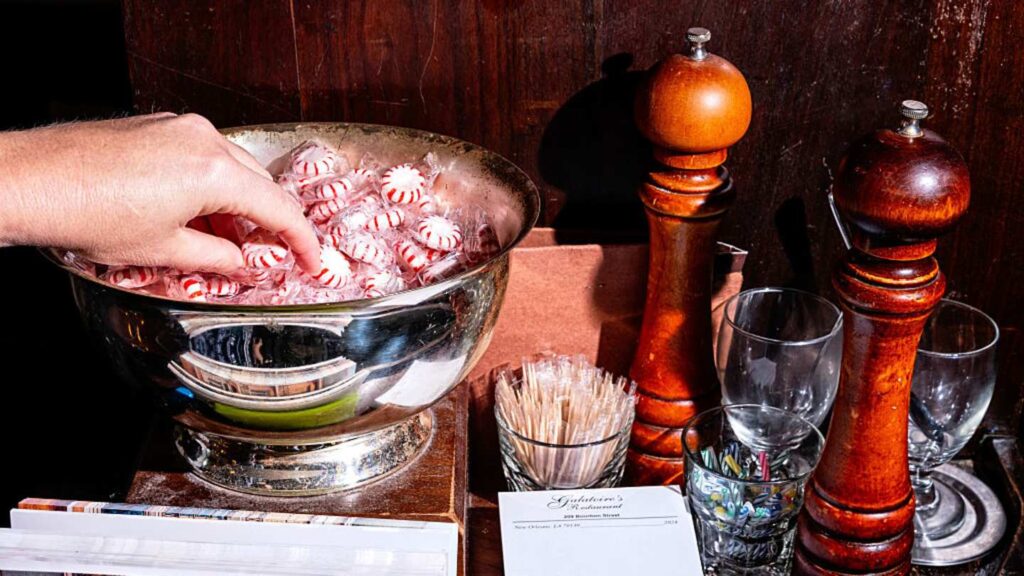 Why restaurants give candies after meals: a secret that will surprise you