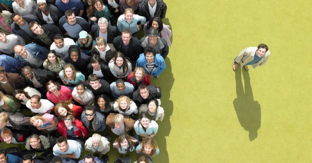 Why the kindest people often end up alone: the popularity paradox. Photo.
