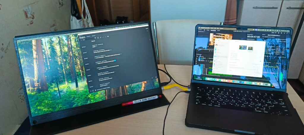18.5-inch portable monitor with 120 Hz — for home and office. An option for those who need a full-fledged second screen without size limitations. Photo.