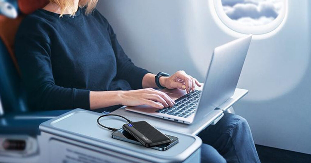 Rules for carrying power banks on planes in 2026. You can take a portable charger with you, but now there are nuances. Photo.