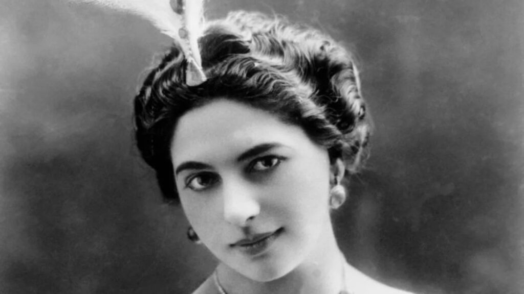 Mata Hari on stage — the 'Javanese princess' image was entirely fabricated. Photo.