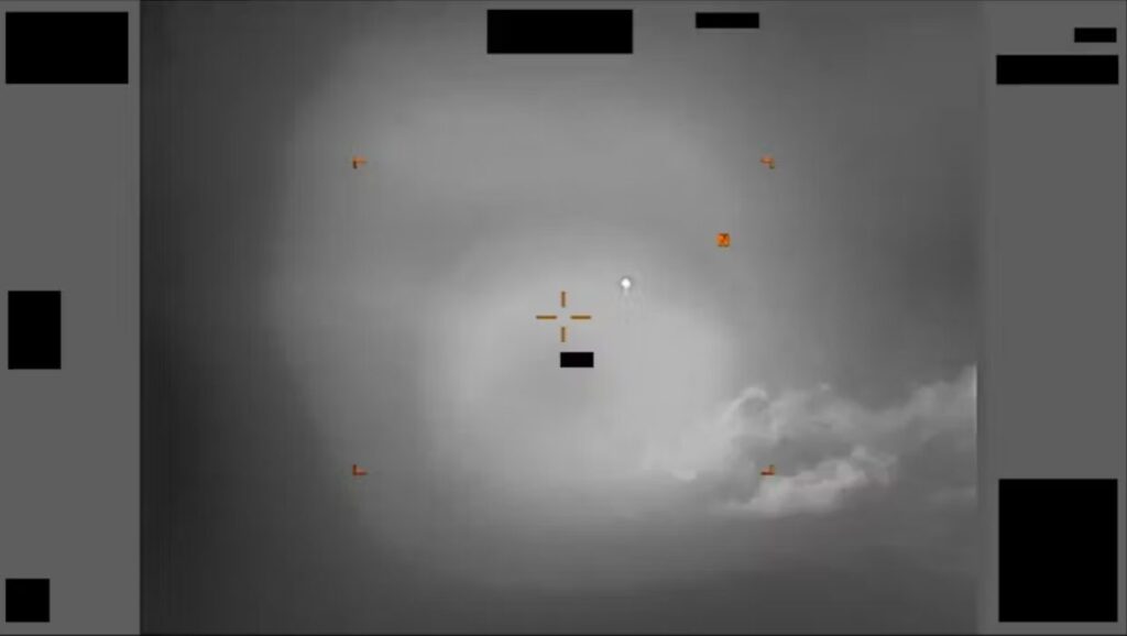 Image of a 'diamond-shaped' object traveling at approximately 800 kilometers per hour, detected by an American aircraft in 2024. Photo.