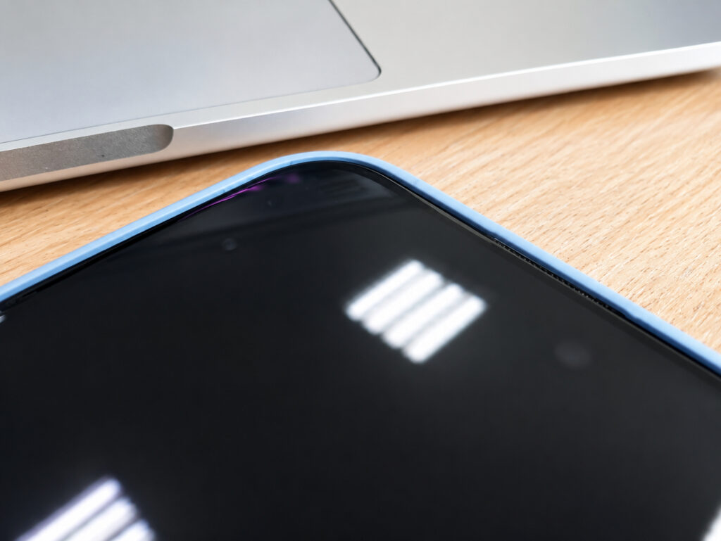 A silicone case doesn't lift this glass, and there's no gap between the case and the edge of the glass either