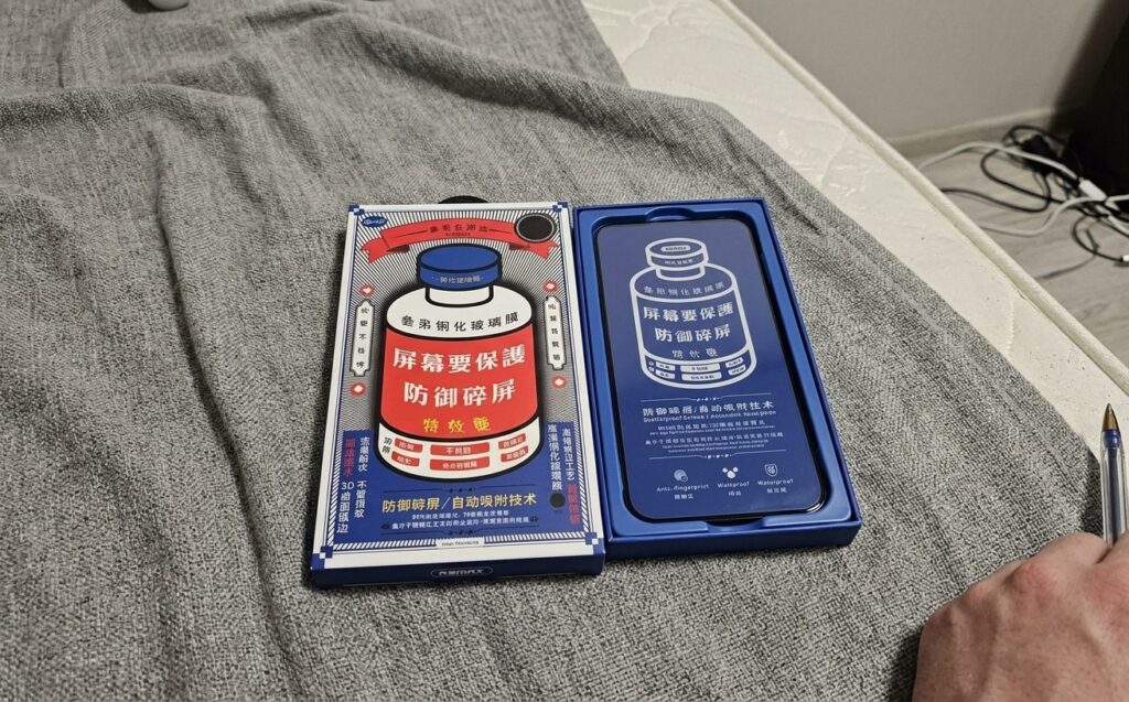 The glass arrives in this stylish box. So it definitely won't get damaged during shipping