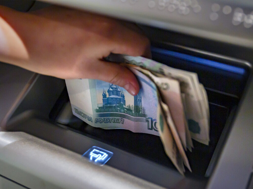 You'll be able to enter your phone number, choose a bank, and the money will be credited to it. Image: finance.rambler.ru