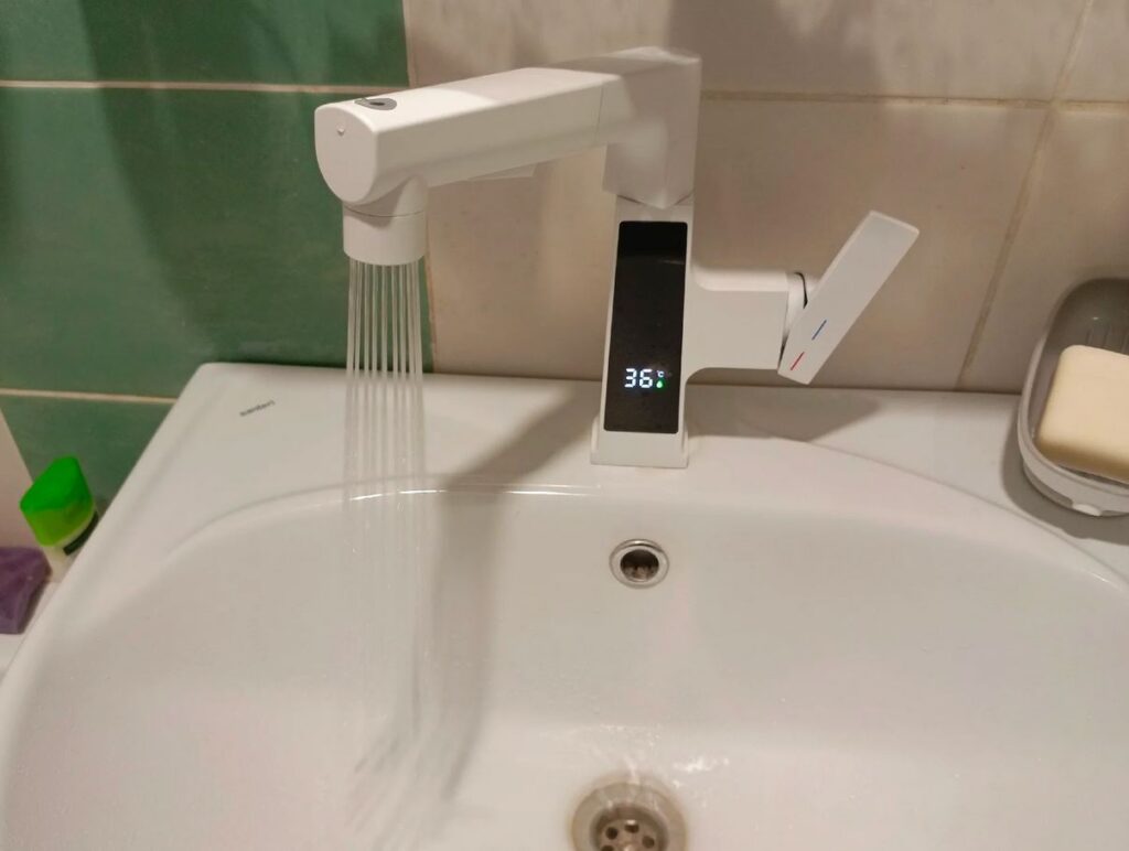 Smart sink faucet with display and temperature sensor. The faucet shows temperature and is conveniently controlled with a side handle. Photo.