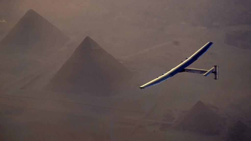 In 2016, the Solar Impulse 2 aircraft completed a round-the-world journey, including flying over the Pyramids of Giza. Photo.