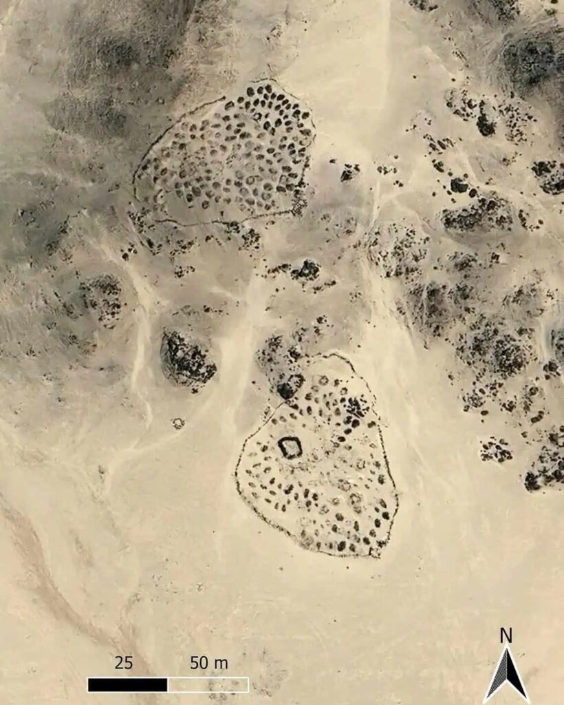 Burials arranged around a 'primary' burial. Photo.