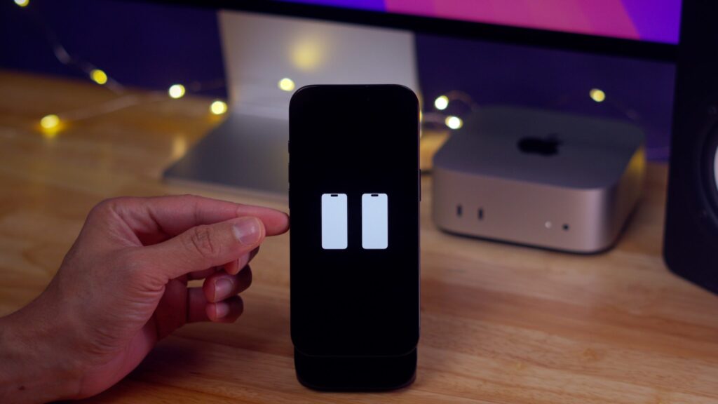 Why iPhone is stuck on the screen with two devices. This situation can occur for several reasons. Photo.