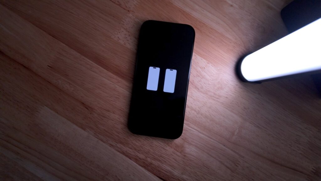 What the screen with two iPhones on iPhone means. The iPhone will prompt you to bring another smartphone close to it. Photo.
